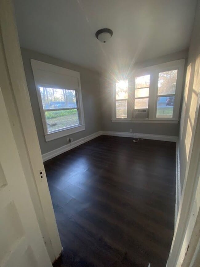 Building Photo - 2 Bed 1 Bath Home | Pet Friendly | Washer Dryer Hook Ups | Section 8 Welcome