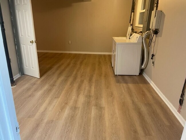 Building Photo - Updated and immaculate 4 bed/3.5 bath colo...