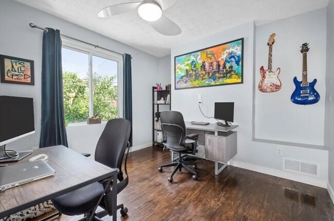 Building Photo - *Beautifully Updated & Spacious 3BD/2.5BA ...