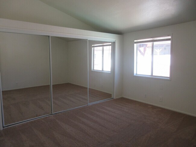 Building Photo - Wonderful townhouse on Glenoaks!