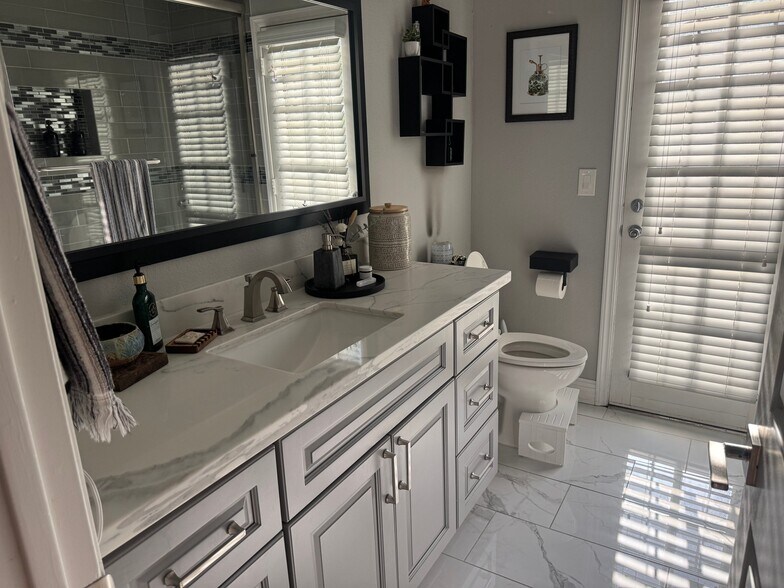 Building Photo - 9015 E Poinsettia Dr