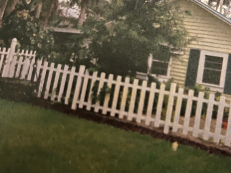 Building Photo - 932 S Riverside Dr