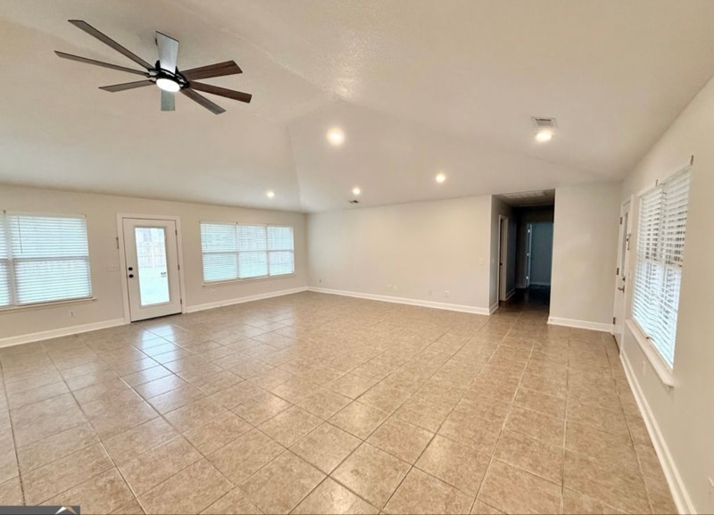 Building Photo - 206 Willow Dr