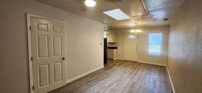 Building Photo - 215 Eleanor Ave