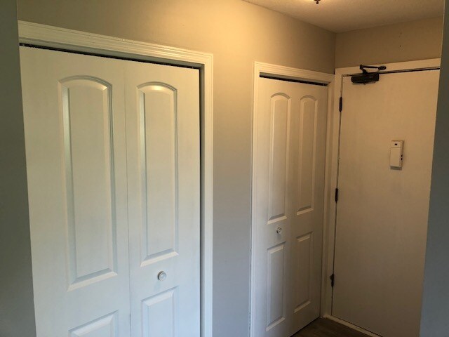 Large Entry Storage - 2446 Aldrich Ave S
