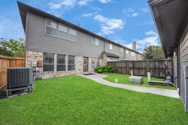 Building Photo - 2102 Gemini St