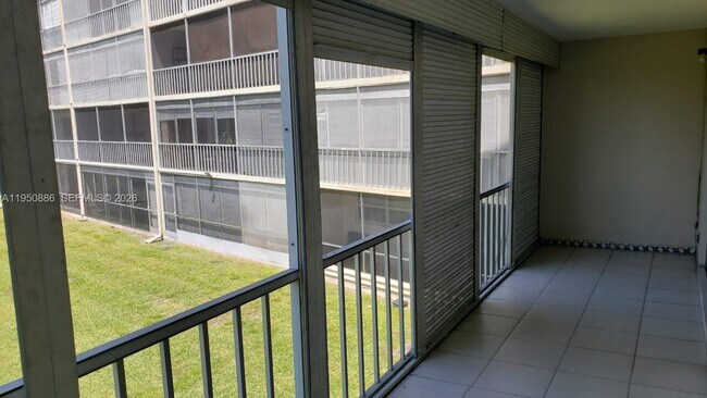 Building Photo - 950 Hillcrest Dr