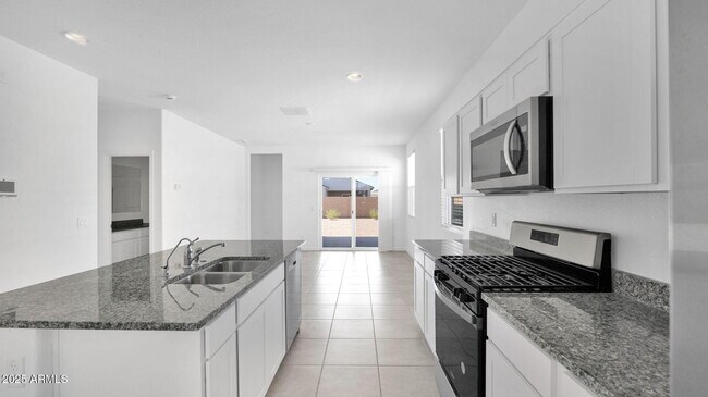 Building Photo - 40035 W Shaver Dr