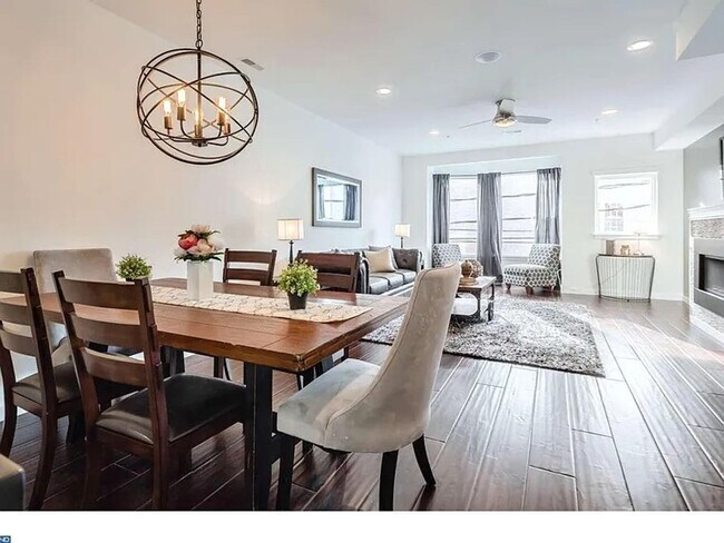 Building Photo - Stunning Modern Townhome in the Heart of Northern Liberties