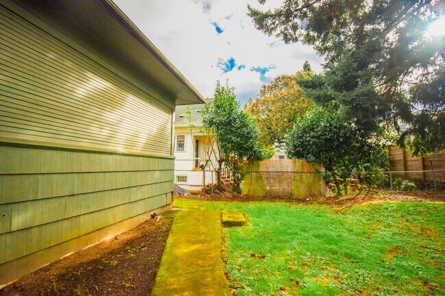 Building Photo - Spacious 4BD/2BA Two-Story Home w/ Fenced Yard & Huge Basement! Pets OK!