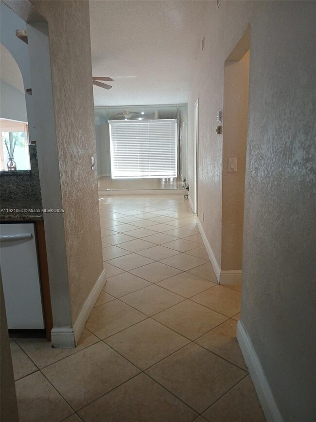 Building Photo - 5550 Lakewood Cir S