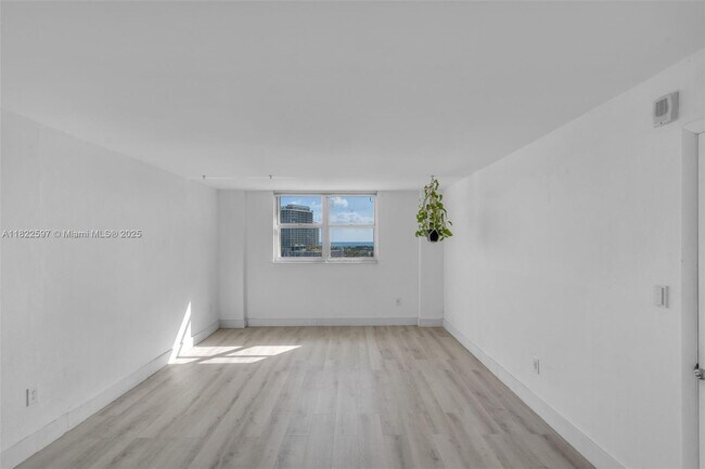 Building Photo - 6900 Bay Dr