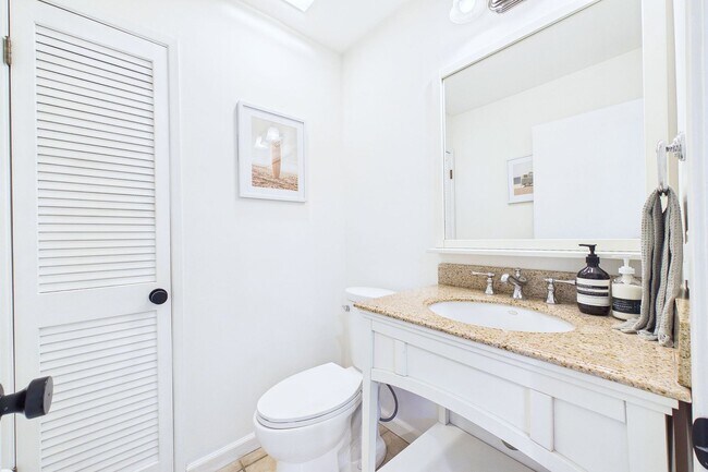 Building Photo - Rarely available Redwood Heights townhome with sweeping views of Oakland and San Francisco.