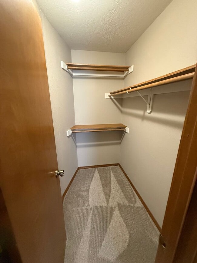 Building Photo - 2 bed 2 bath duplex