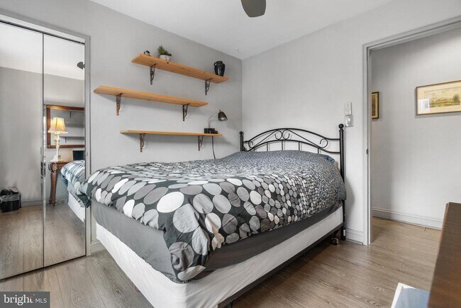 Building Photo - 1593 N Colonial Terrace