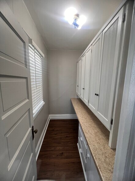 Butler Pantry - 2142 Clarence Ave