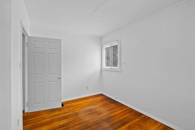 Building Photo - Spacious Single-Family Home with Versatile Living Spaces