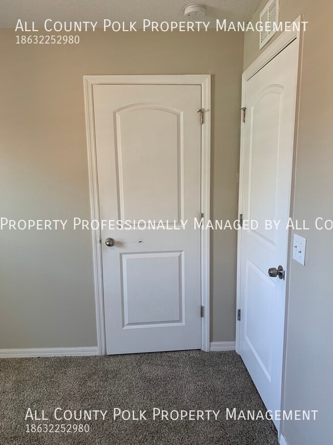 Building Photo - Lakeland Oasis! 3 Bedroom Duplex in Villag...