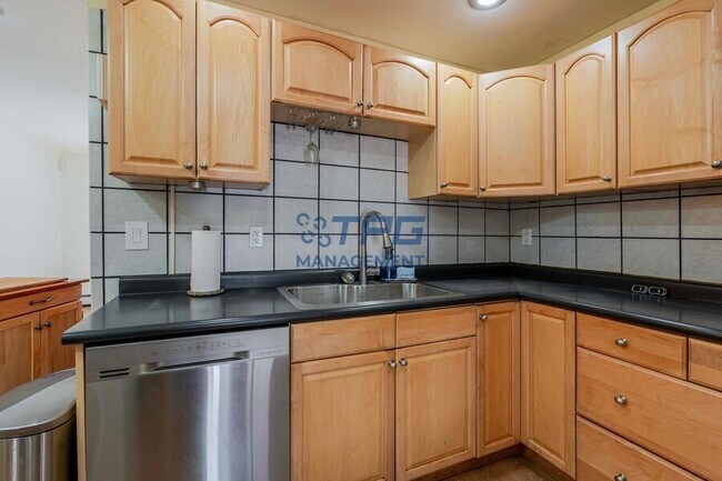 Building Photo - 8 Windsor Dr