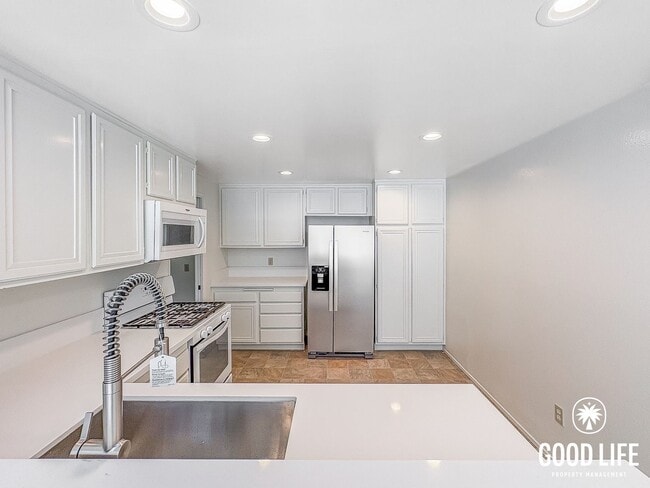Building Photo - Spacious 3BD/2BA Home in Carlsbad with Community Pool, 2-Car Garage & In-Unit Laundry