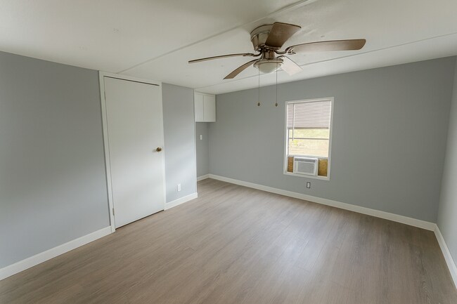 Building Photo - Cozy 2 Bedroom Mobile Home - Northside Com...