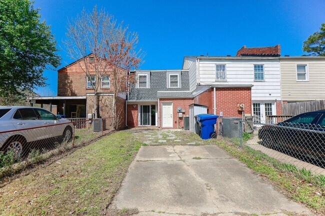 Building Photo - "Beautifully Updated Townhome – Ready for ...