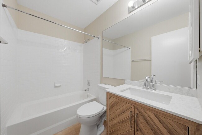 Building Photo - Beautifully Updated End-Unit Townhome
