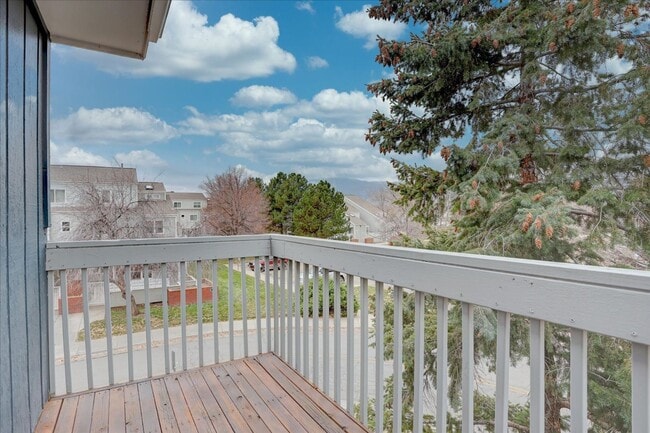 Building Photo - Stunning Remodeled Townhome in North Boulder