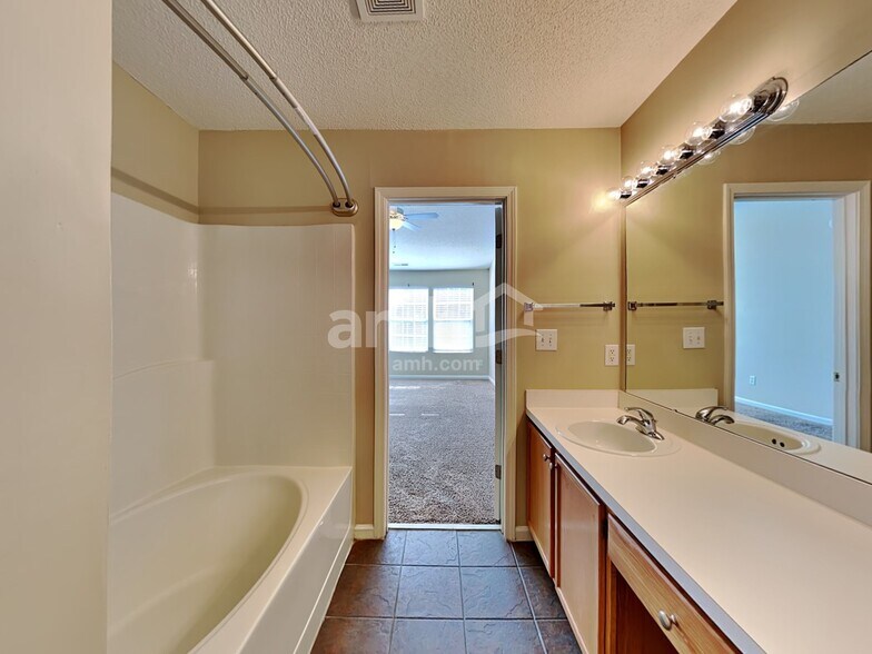 Building Photo - 136 N Honey Springs Ave