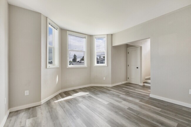 Building Photo - Charming 3BR Home in Heart of Tacoma - Modern Amenities & Prime Location!