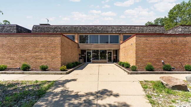 Building Photo - 1225 S Maple Rd
