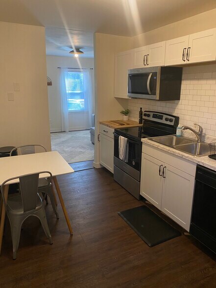 Kitchen - 728 King Richard Rd