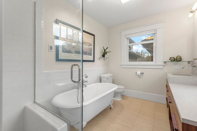 Building Photo - 1516 NW 25th Ave