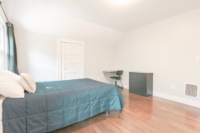 Building Photo - Three Bedroom One Bath