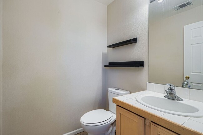 Building Photo - Spacious 3-Bedroom Townhome in Prime Denve...