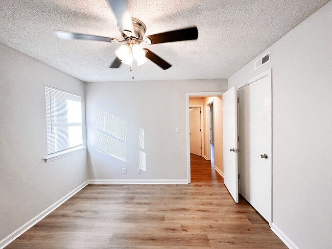 Building Photo - 470 Martha Ln