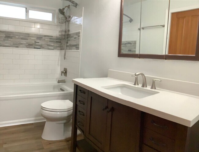 Building Photo - 1 STORY RAMBLER 3 BED 1.5 BATH IN PORT ORCHARD