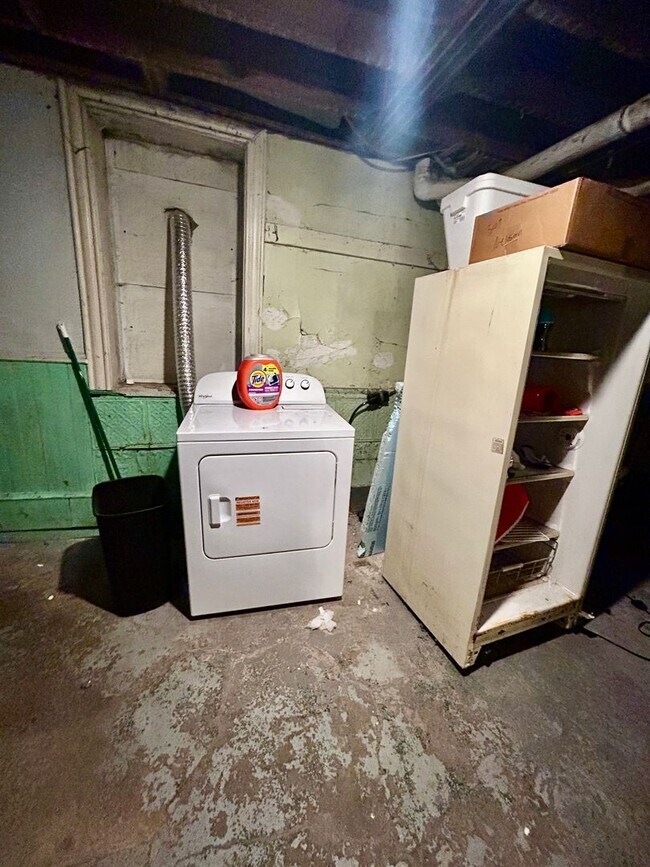 Building Photo - 2115 E 1st St