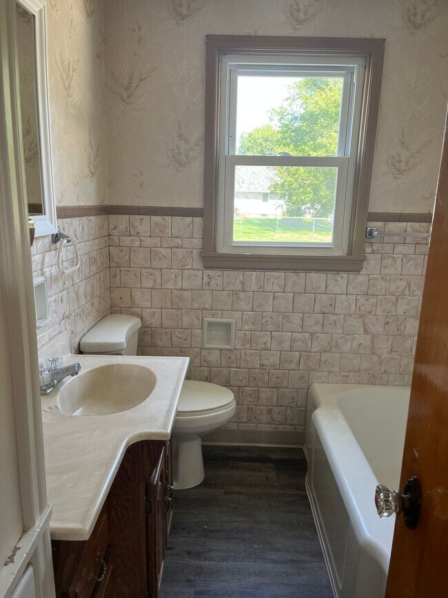 Building Photo - 3 Bedroom Home for rent in Urbandale, IA