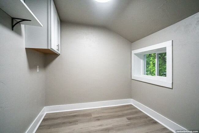 Building Photo - 433 Ahnaip St