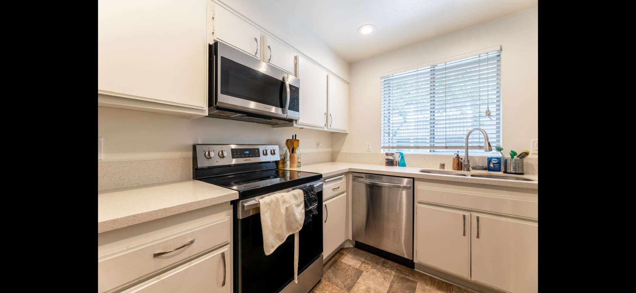 Building Photo - 25335 Pine Creek Ln