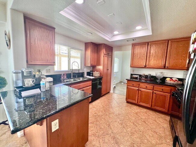 Building Photo - Spacious 5-Bed, 3-Bath Home in Rialto – Ve...