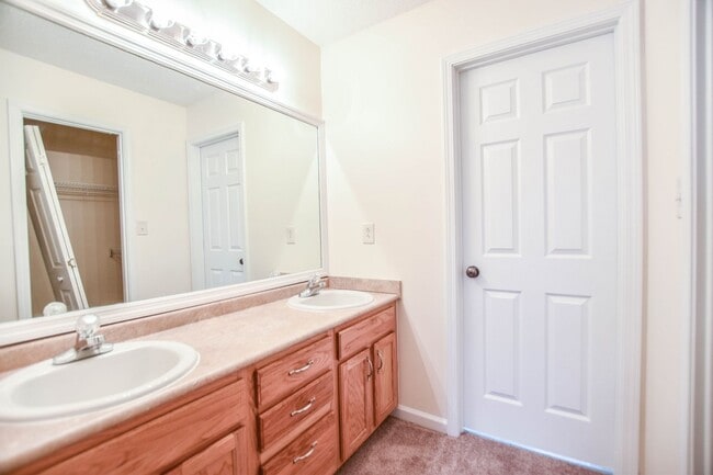 Building Photo - Pet Friendly Three Bedroom!