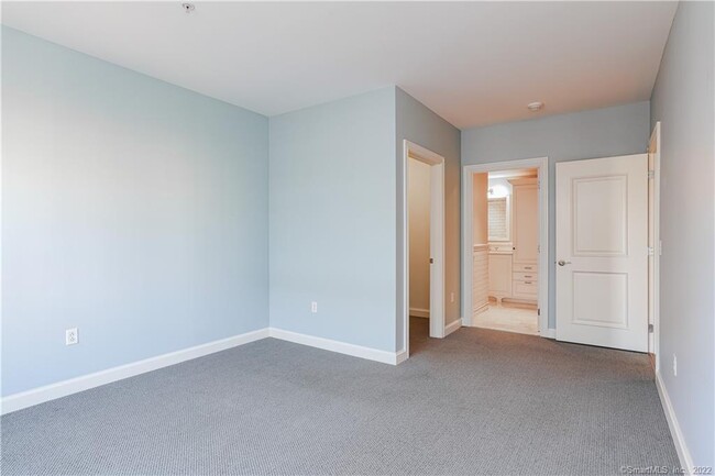 2nd Bedroom w/ Walk-In Closet & En Suite - 85 Memorial Rd