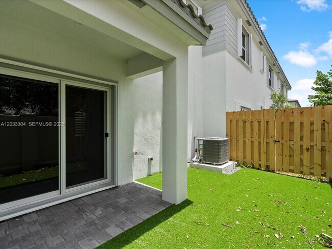 Building Photo - 106 SW 184th Ave