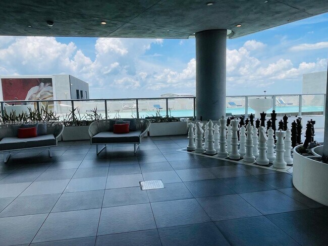 Building Photo - 2000 Metropica Wy