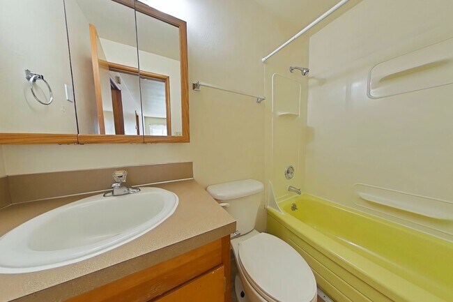 Building Photo - 2 Bedroom Apartment ~ Close to Campus ~ Ca...