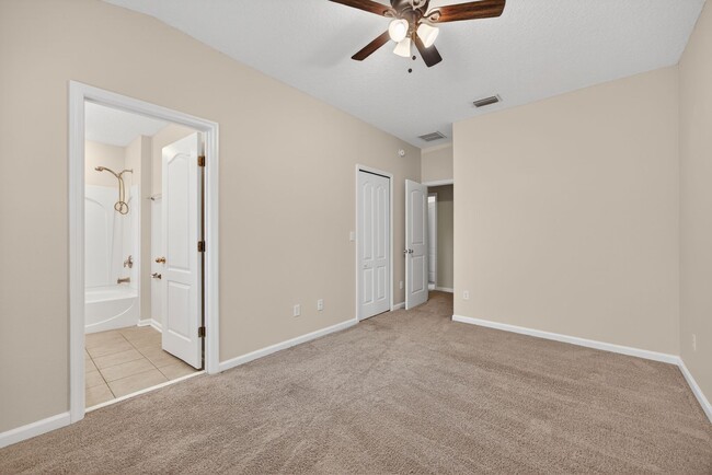 Building Photo - Beautiful Townhome in Biscayne Bay!