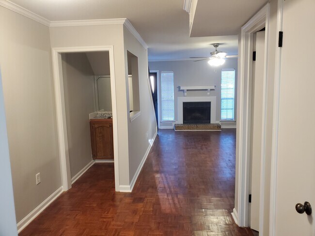 Building Photo - 422 Longwood Ct