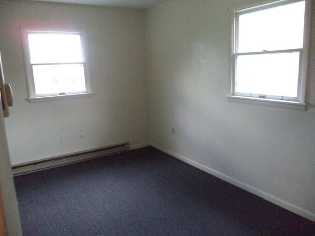 Building Photo - 4 Bedroom, 1.5 Bathroom House -- Available...